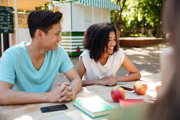 Tarafından masanın iki mutlu arkadaş