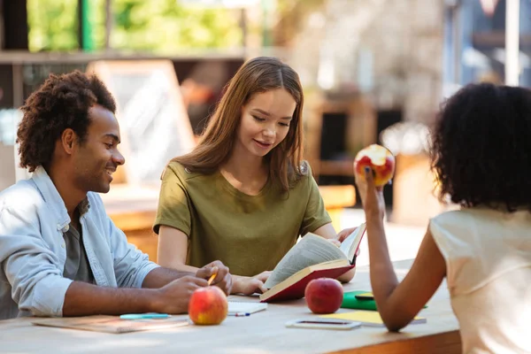 Mutlu üç arkadaş tarafından masanın