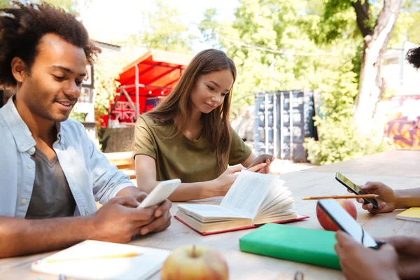 Arkadaşlar masanın tarafından açık havada yan görünüm
