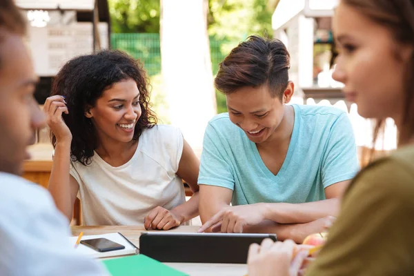 Açık havada tarafından masanın iki arkadaş