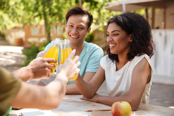 Açık oturan çift gülümseyen