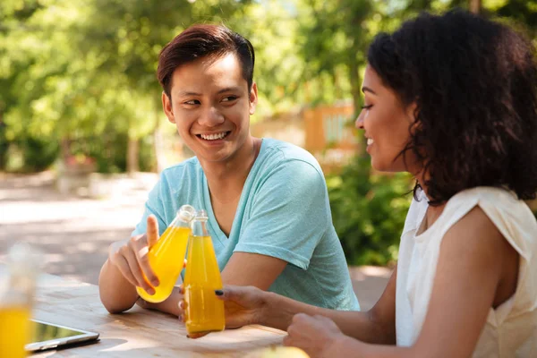 Mutlu çift oturma açık