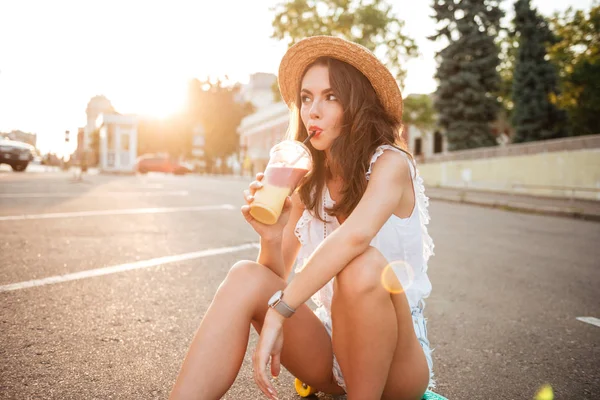 Kaykay üzerinde oturan şaşırtıcı genç kadın