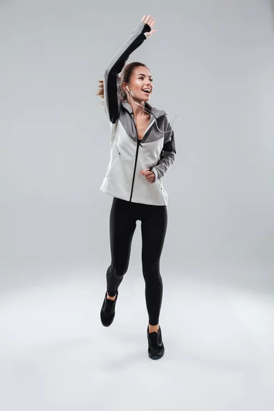 Volle lengte foto van een gelukkige vrouwelijke atleet — Stockfoto