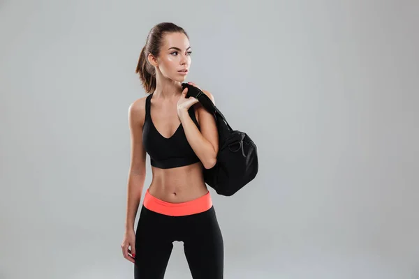 Ung fitness kvinde med taske - Stock-foto