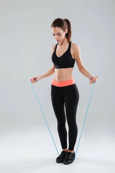 Imagem de comprimento total de uma mulher muito fitness fazendo exercício — Fotografia de Stock