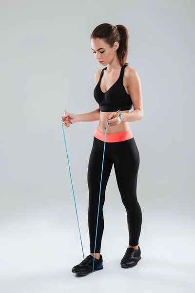 Imagem de comprimento total de uma jovem mulher fitness fazendo exercício — Fotografia de Stock