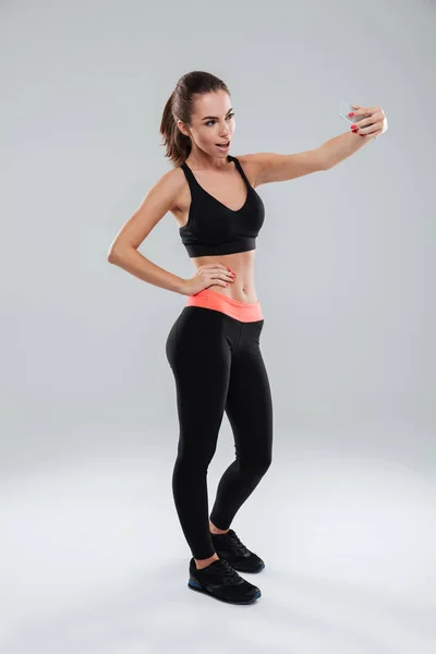 Volle lengte foto van mooie fitness vrouw poseren — Stockfoto