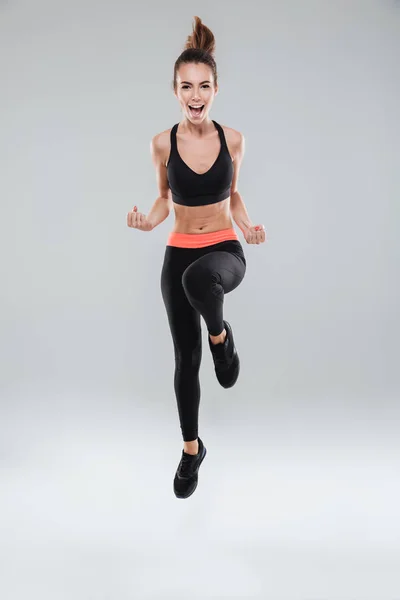 Imagem de comprimento total da mulher fitness feliz — Fotografia de Stock