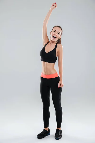 Volle lengte foto van gelukkig schreeuwende fitness vrouw — Stockfoto