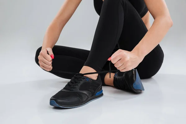 Cropped image of fitness woman sitting on the floor — Stock Photo, Image
