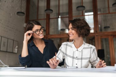 İki mutlu güzel kadınlar tarafından tablo söz