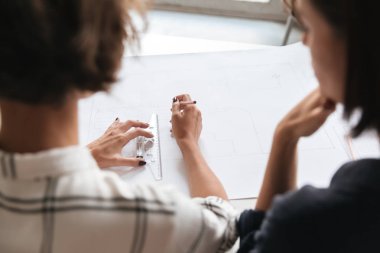 İki kadın tarafından tablo çalışma arkadan görünüm