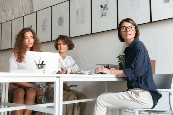 Três mulheres bonitas a trabalhar à mesa — Fotografia de Stock