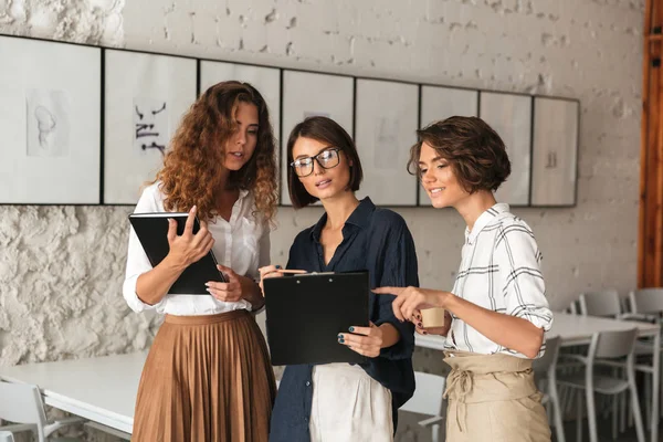 Üç iş kadınları bir şey görüşüyorlar