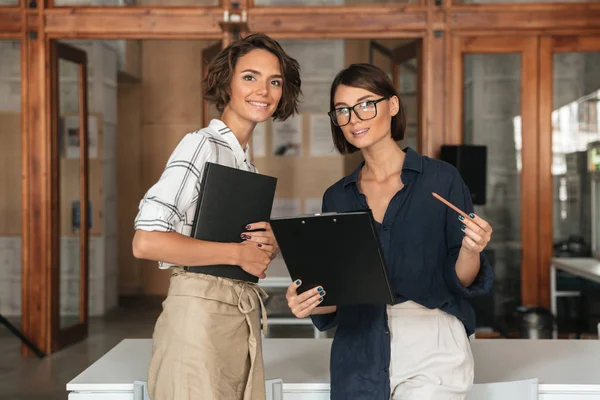 Diyalog iki çekici genç kadın