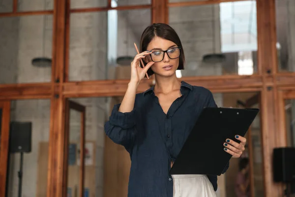 Серйозна бізнес-леді в окулярах — стокове фото