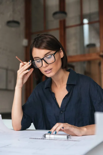 Vertikales Bild einer nachdenklichen Geschäftsfrau mit Brille — Stockfoto