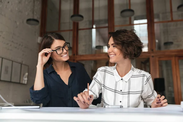 İki mutlu güzel kadınlar tarafından tablo söz