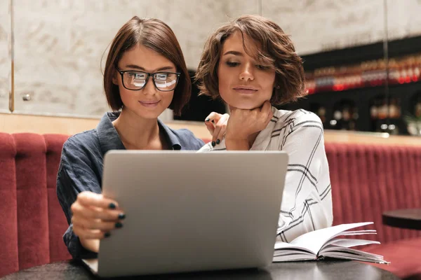 Duas mulheres bonitas gerentes sentadas à mesa — Fotografia de Stock