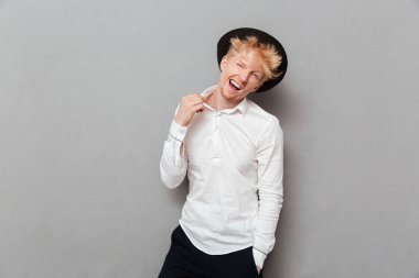 Mutlu genç beyaz adam ayakta izole