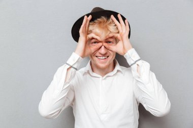 Neşeli genç beyaz adam iyi eğlenceler izole