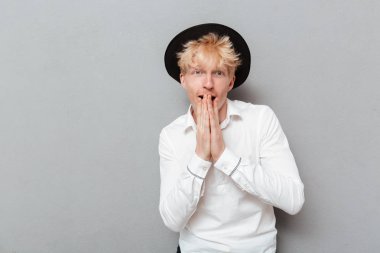 Mutlu genç beyaz adam ayakta izole