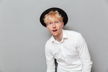 Şok genç beyaz adam izole ayakta