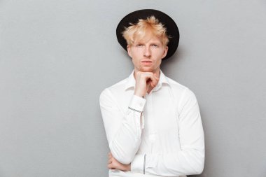 Yakışıklı ciddi düşünme genç beyaz adam