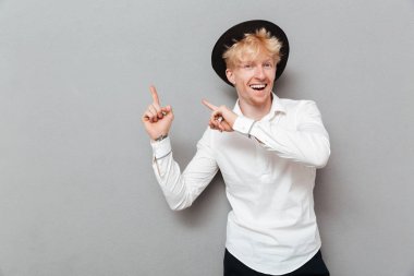 Mutlu genç beyaz adam boşaltmak için işaret