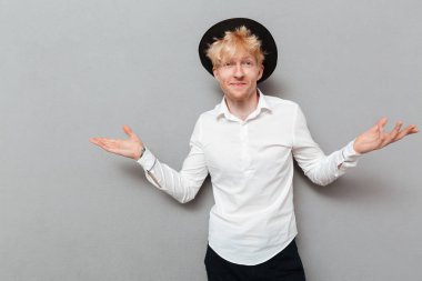 Mutlu genç beyaz adam ayakta izole