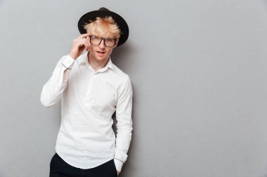 Beyaz adam izole durup gözlüklü