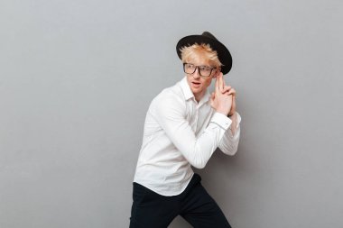 Neşeli genç beyaz adam iyi eğlenceler.