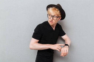 Beyaz adam saatini kullanarak gözlüklü.