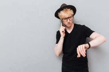 Beyaz adam onun izlemek ve cep telefonu kullanarak.