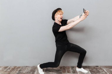 Komik beyaz adam olun selfie cep telefonuyla.