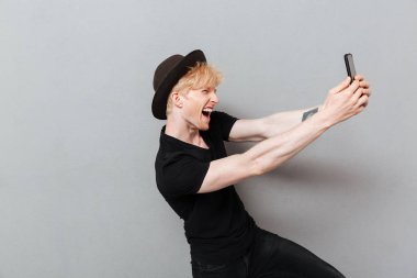 Komik beyaz adam olun selfie cep telefonuyla.