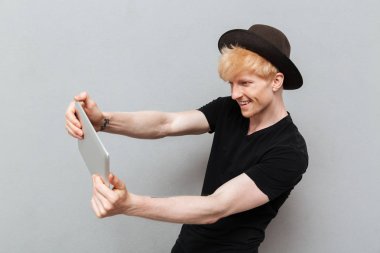 Beyaz adam oyun oyunlar tablet bilgisayar tarafından.