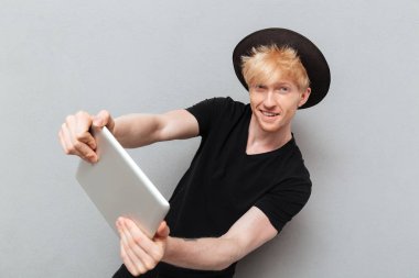 Beyaz adam oyun oyunlar tablet bilgisayar tarafından.