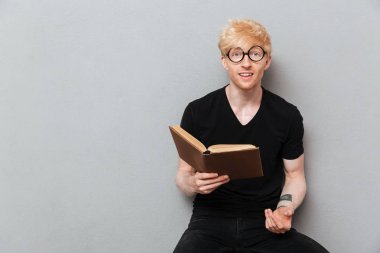 Mutlu beyaz adam okuma kitabı.