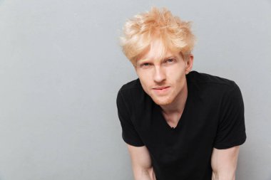 Ciddi beyaz adam yakınındaki boşaltmak gri duvarın üzerinden