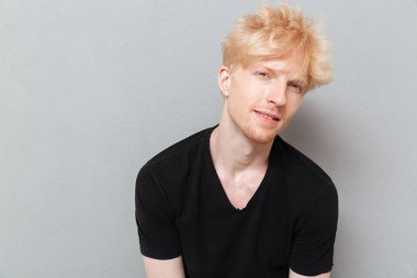 Ciddi beyaz adam yakınındaki boşaltmak gri duvarın üzerinden