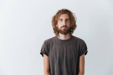 İzole ayakta beyaz sakallı yakışıklı genç