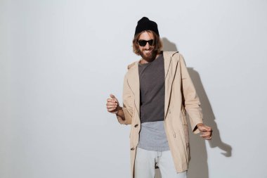 Sakallı hippi neşeli adam dans.