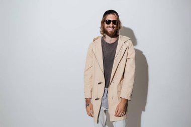 Sakallı hippi mutlu bir adam güneş gözlüğü takıyor