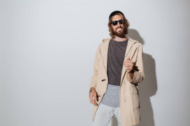 Sakallı hippi neşeli adam dans.