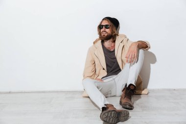 Ciddi hipster adam izole bir kenara oturma seyir