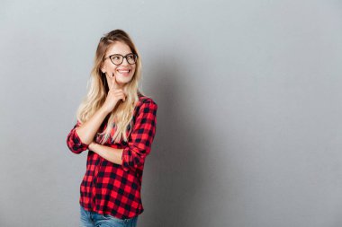 Neşeli genç sarışın kadın boşaltmak seyir.