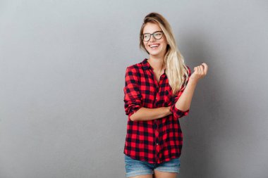 Neşeli genç sarışın kadın boşaltmak seyir.