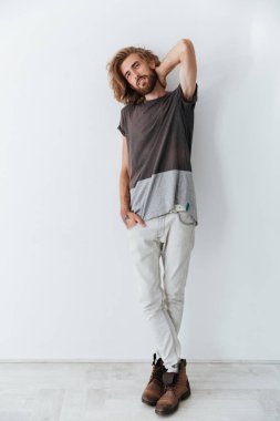 Genç beyaz ciddi adam izole ayakta